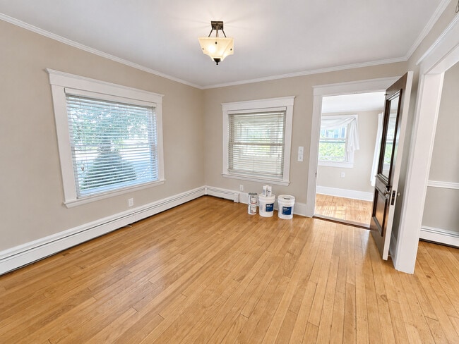 Building Photo - 20 Middlesex Ave Unit 1