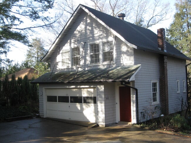 Building Photo - 76 Gertrude Pl Unit Carriage House