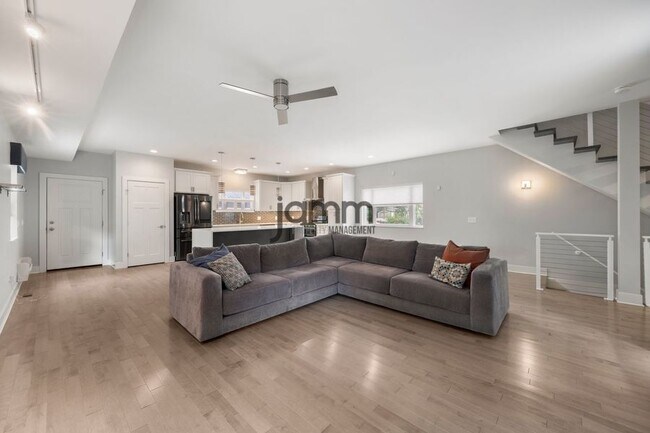 Photo - 1874 W 57th St