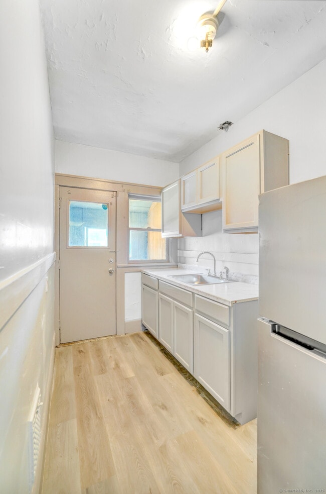 Photo - 84 Ives St