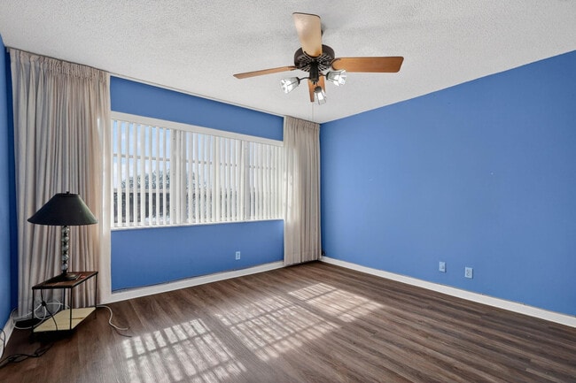 Photo - 9410 N Hollybrook Lake Dr Unidad 303