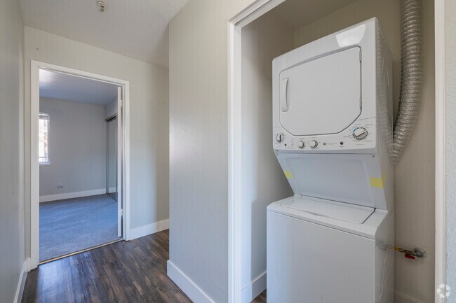 2X2 Platinum - 2BR, 2BA - 1,000SF - Laundry