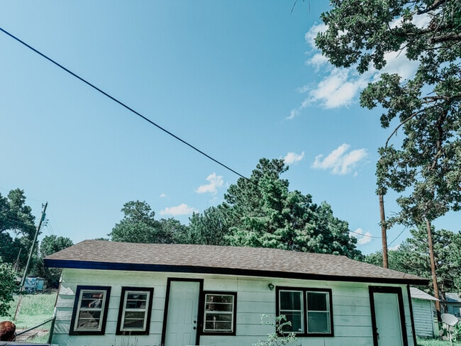 Building Photo - 15881 Kent Dr Rental