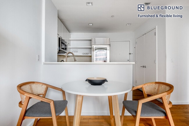 Photo - 635 W 42nd St Unidad SI FL18-ID1436