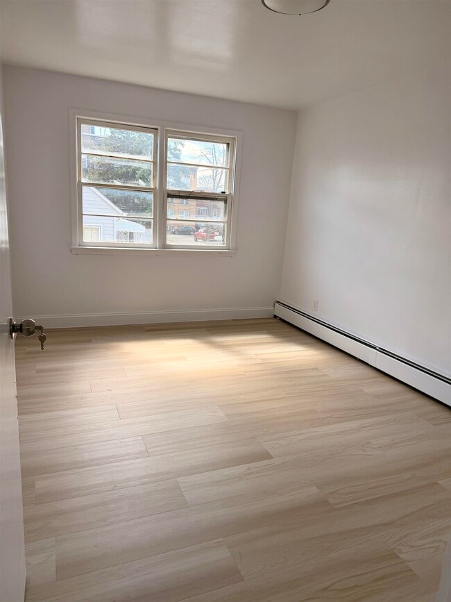 Photo - 24 E 18th St
