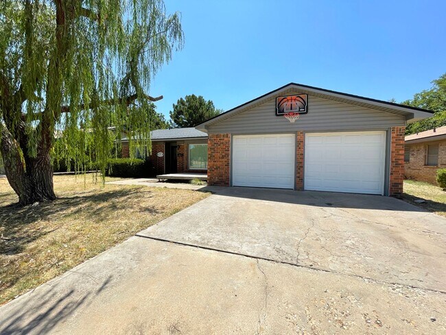 Photo - 3 bed 2 bathroom with Fireplace!