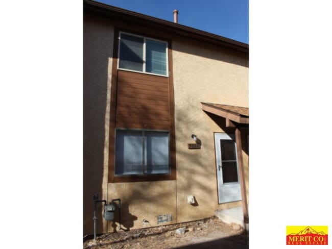 Building Photo - Townhouse