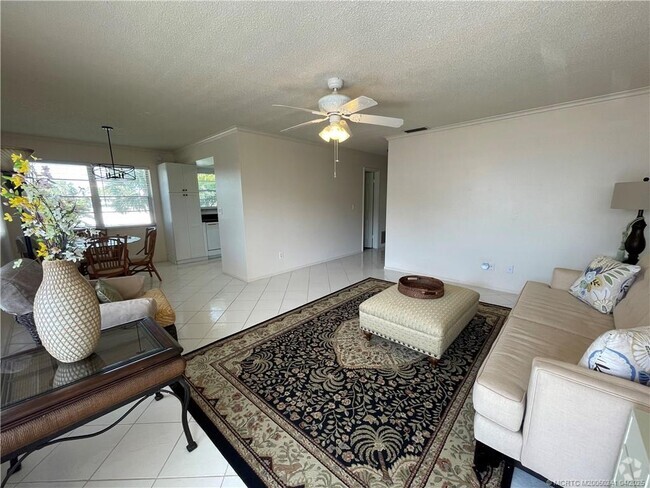 Building Photo - 2929 SE Ocean Blvd Unit 10 Building 106 Rental