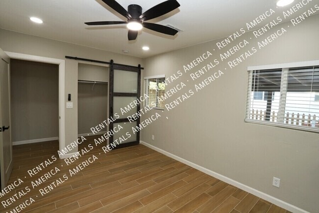 Photo - 4733 E 18th St