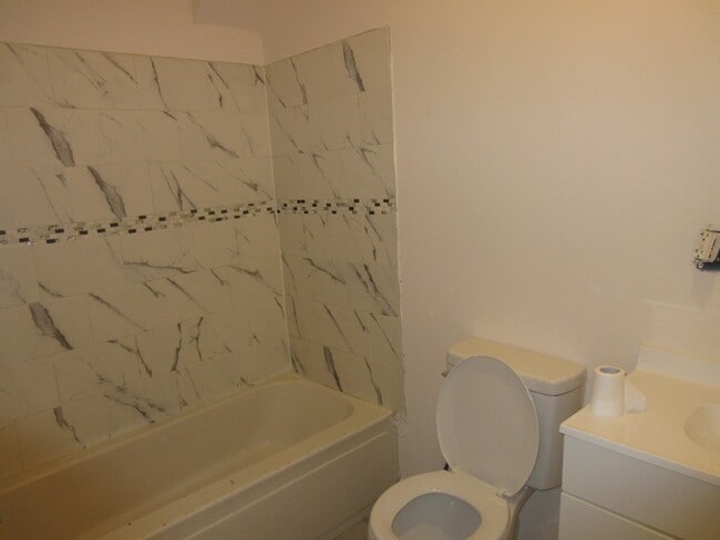 Photo - 76 Champlin Ave Unidad 2