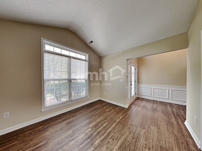Photo - 409 Ascott Way