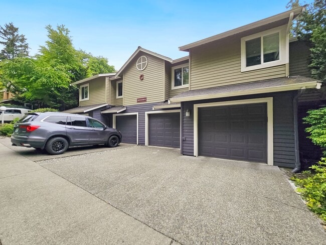 Building Photo - Spacious 3-Bed, 3-Bath Home with Lower Lev...