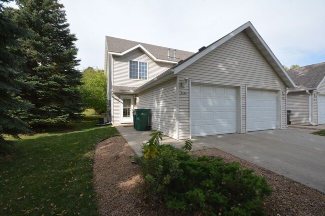 Rare end unit townhome in super convenient... - Rare end unit townhome in super convenient...