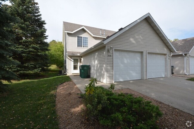 Building Photo - Rare end unit townhome in super convenient...