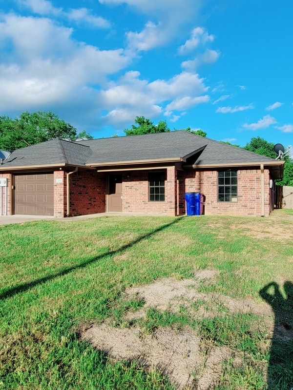 Building Photo - 210 Elm St