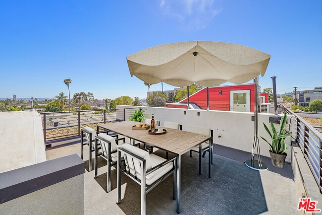 Building Photo - 1204 N Orange Grove Ave Rental