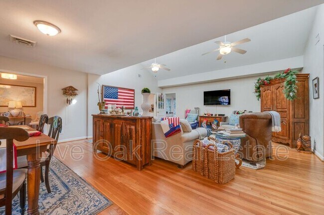 Photo - 1612 Whitethorne Rd
