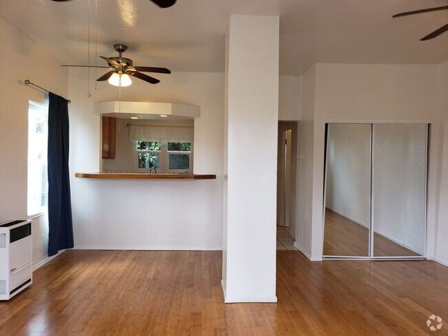 Building Photo - Bright end unit - North Park Studio! Rental