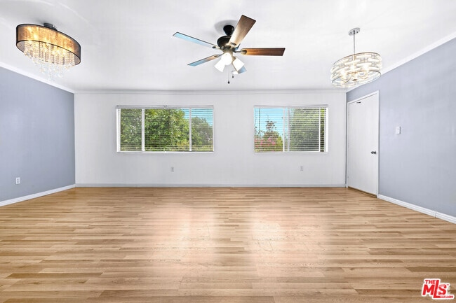 Building Photo - 12801 Moorpark St Unit 308 Rental