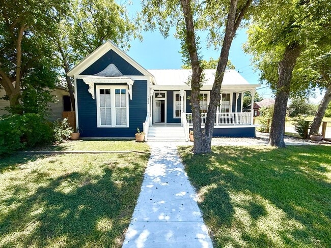 Building Photo - *COMING SOON* Jaw Dropping 4 Bedroom / 3 Bath Home Near Downtown!