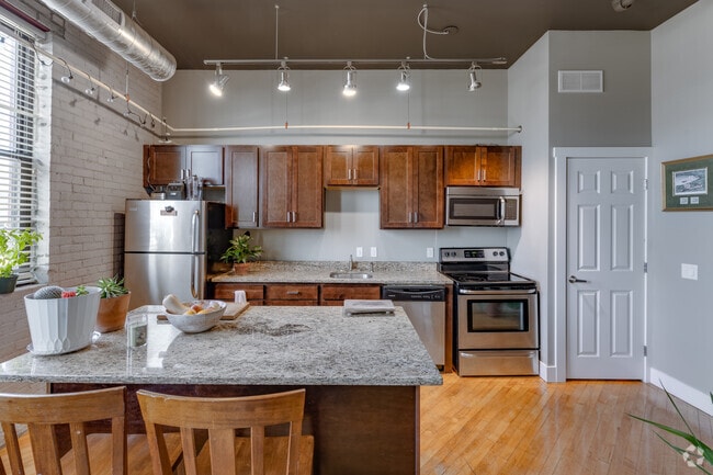 1BR, 1BA 605 SF