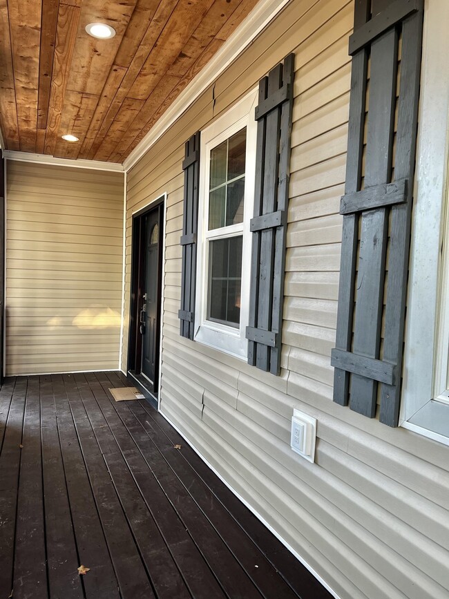 Photo - 947 Clark St