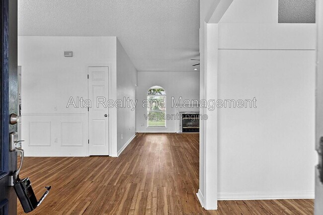Photo - 8426 Country Bend Cir W