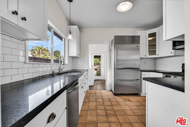 Building Photo - 2014 5th Ave