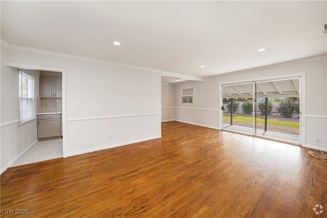 Building Photo - 1044 E Hassett Ave Rental