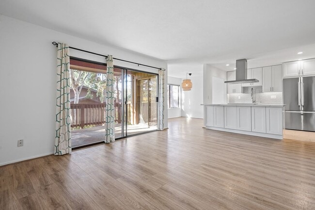 Building Photo - 3338 La Mesa Dr