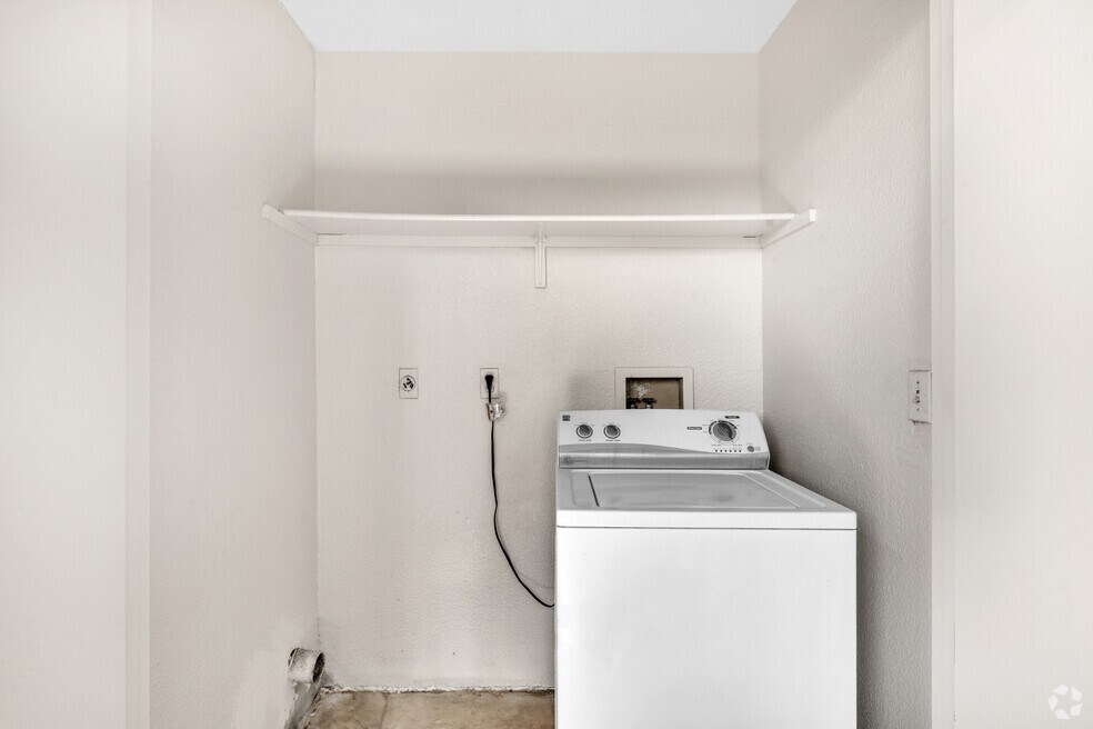 1BR, 1BA - 610SF - Laundry Area