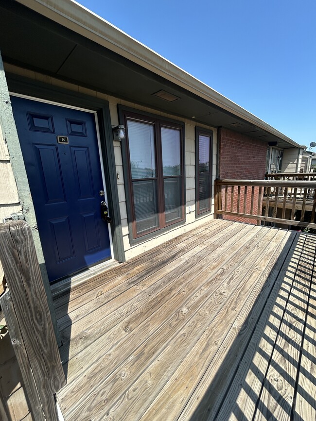 Building Photo - 1000 Rambling Oaks Dr