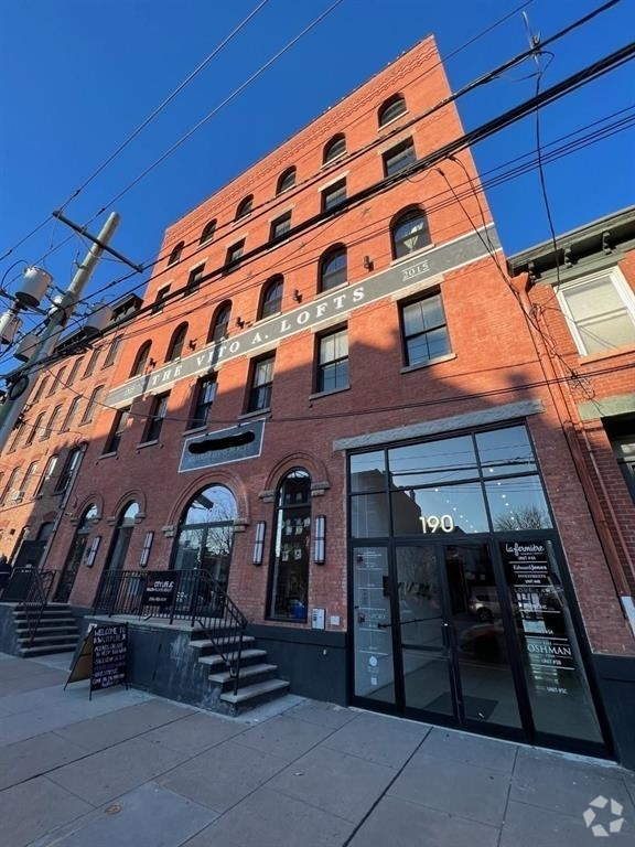 Building Photo - 190 Christopher Columbus Dr Unit 2C Rental