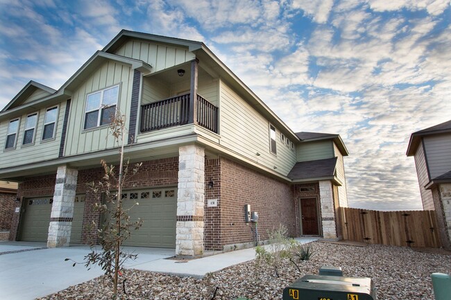 Photo - Beautiful 3 Bedroom Luxury Townhome, Kyle,...