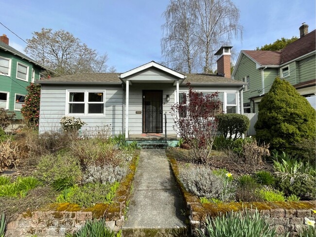 Building Photo - Charming Sellwood Bungalow with Nice Shed, Washer/Dryer, Fenced Yard