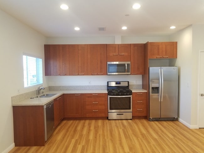 Kitchen - 1429 S Sycamore Ave Rental