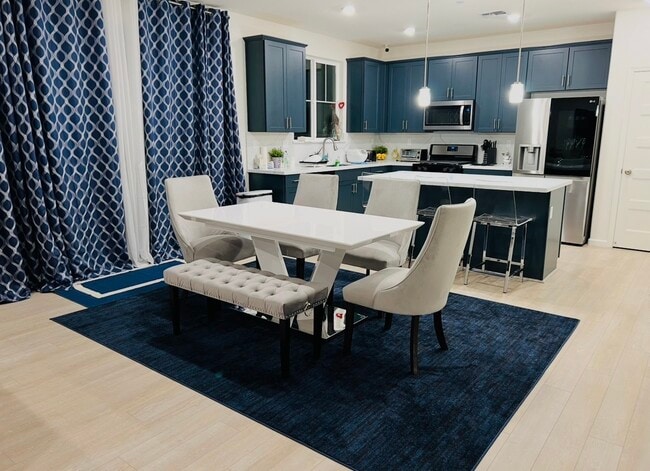 Photo - 729 Featherstone Dr