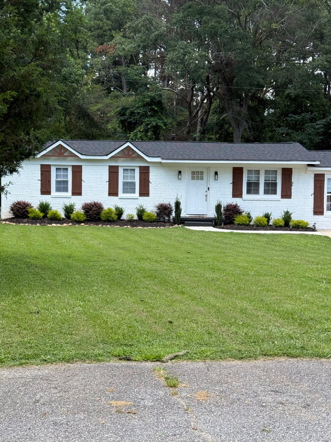"Charming 4-Bedroom Haven in Peachtree Cit... - "Charming 4-Bedroom Haven in Peachtree Cit... Apartment