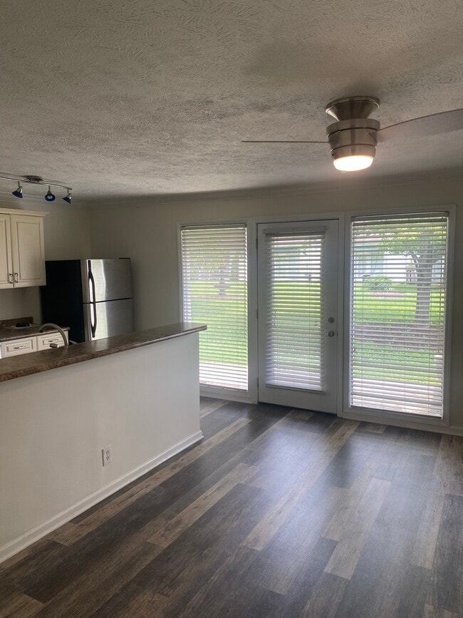 Building Photo - 802 E Main St Unit 10