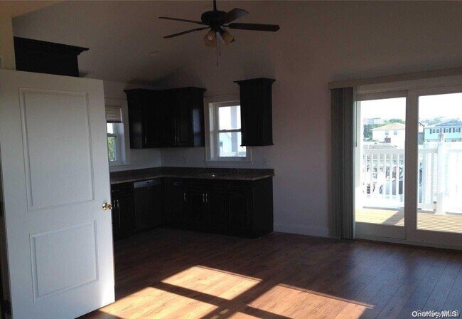 Photo - 469 E Hudson St