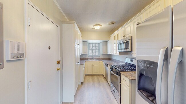 137 Lake Shore Rd Unit 4
