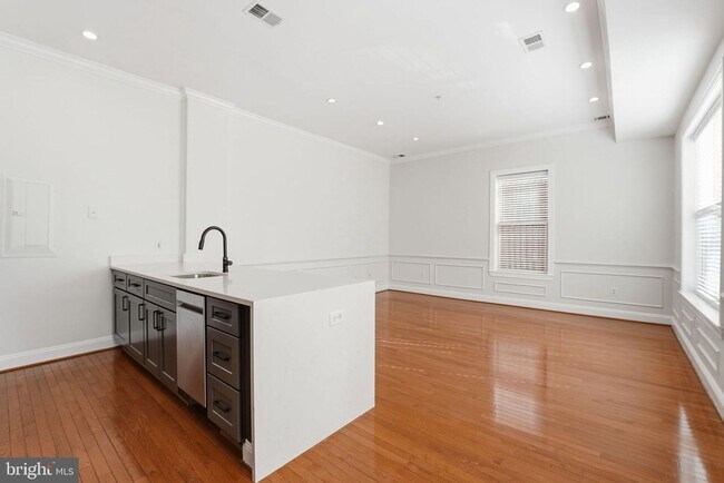 Photo - Spectacular 2 LEVEL, 2BR, 2BA unit