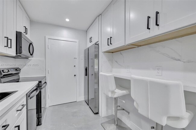 Building Photo - 2271 NE 68th St Unit 2026