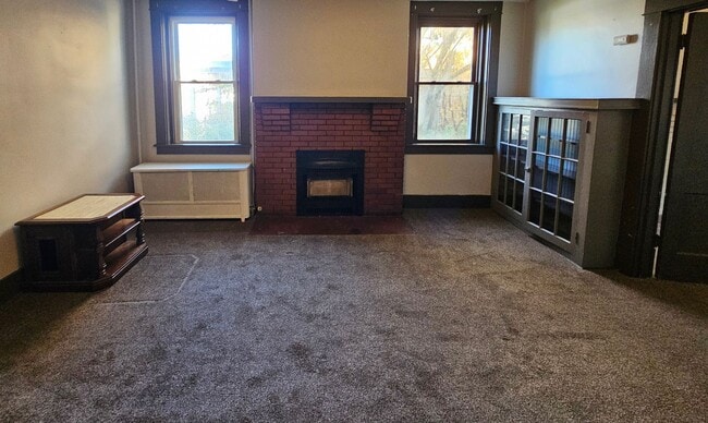 Building Photo - Spacious 3 bedroom 1 bathroom Apartment for rent! Unit 1