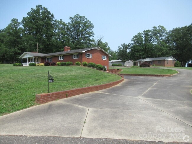 Building Photo - 1357 Beal Rd Rental