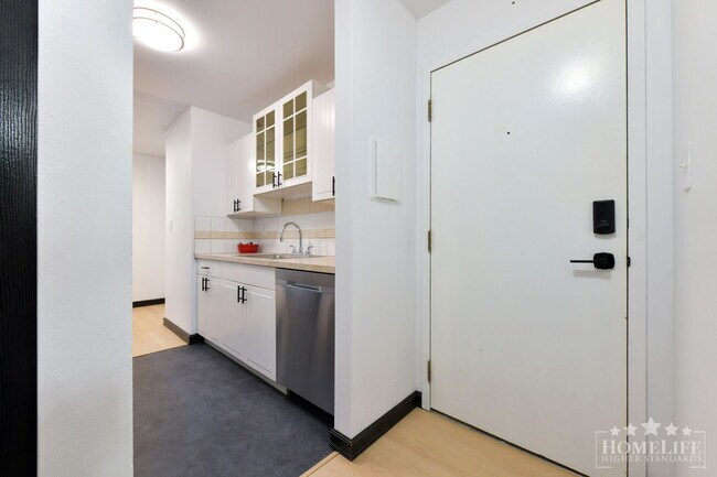 Photo - Newly Renovated 1 Bed 1 Bath Condo in the Heart of White Rock Unité 107