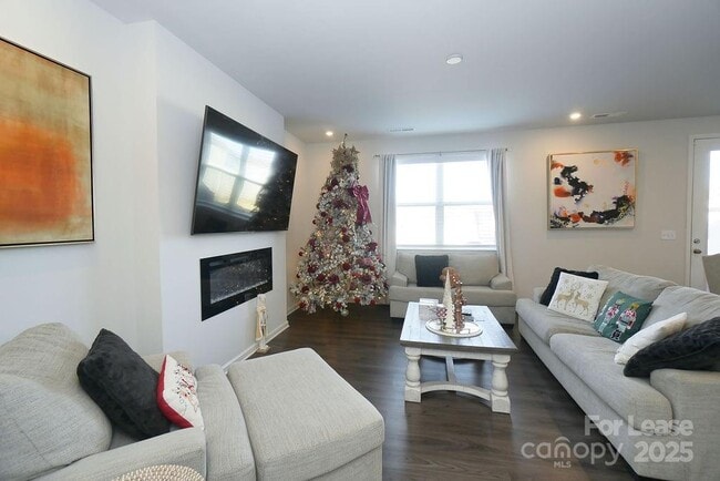 Photo - 547 Sitka Dr