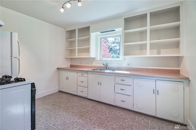 Photo - 719 Division St NW