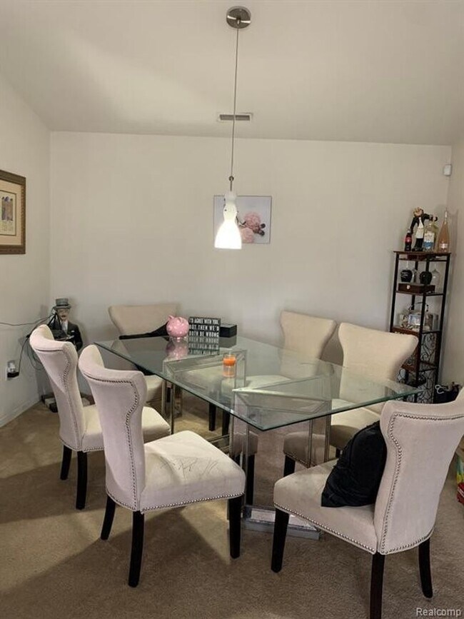 Photo - MOVE IN READY CONDO IN WALLED LAKE!