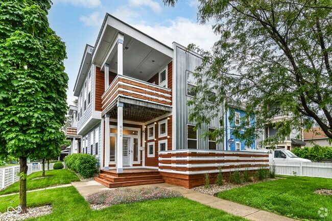 Building Photo - 902 Woodlawn Ave Rental